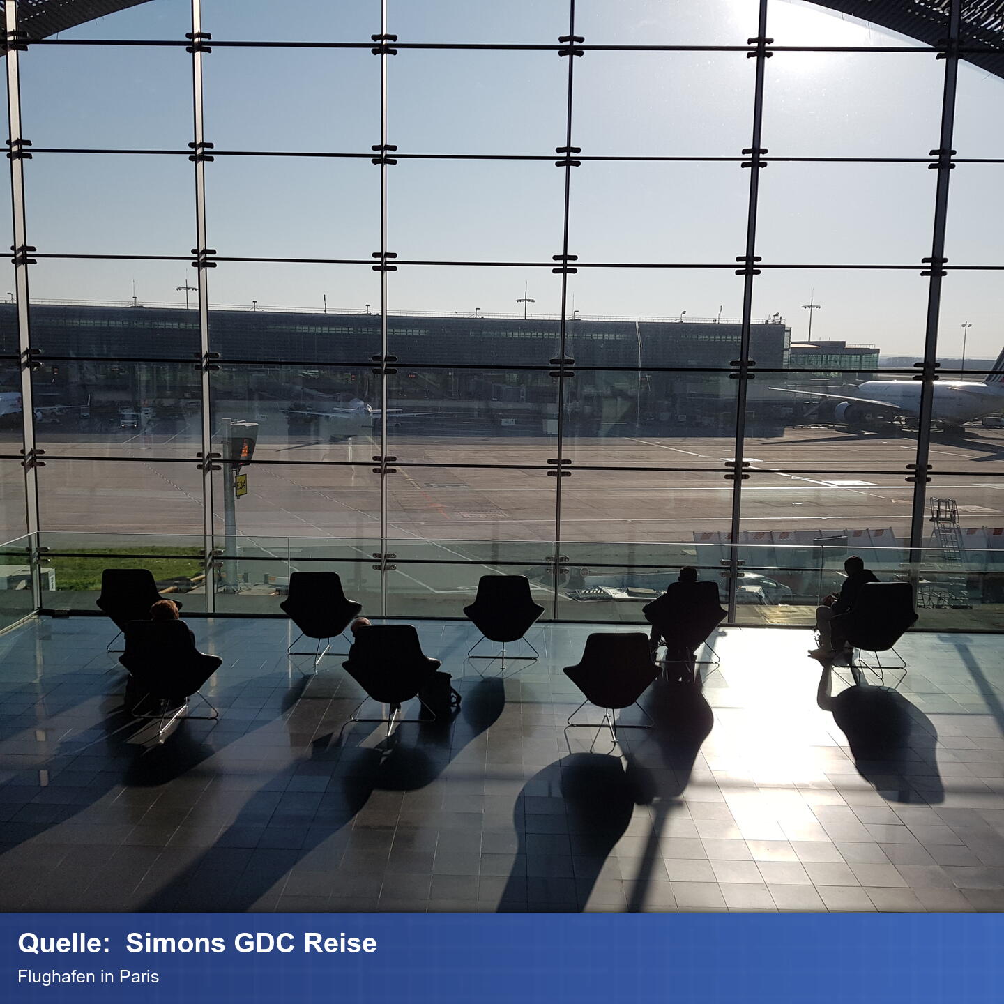 Schicke Sitze mit Ausblick über den Flughafen