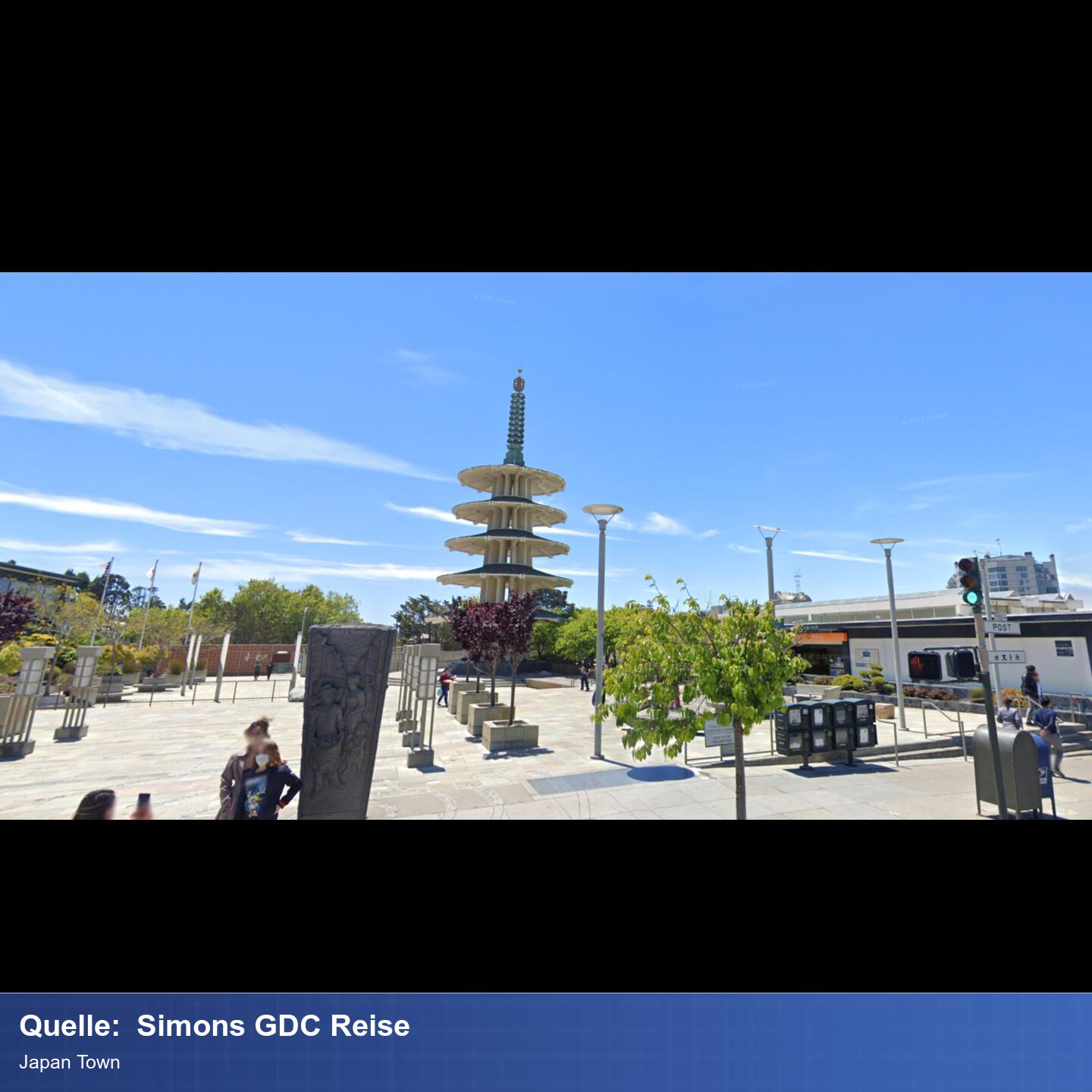Platz vor einer Mall mit einem japanischen Turm Tempel