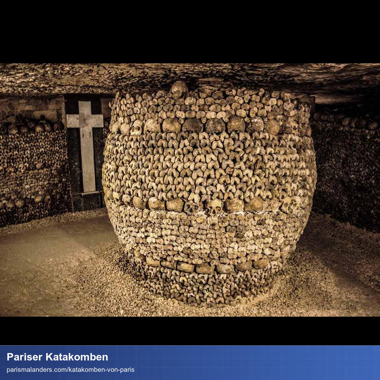Foto der Katakomben. Die Wände vollgestapelt mit Knochen. In der Mitte eine runde Säule die auch komplett von aufgestalpenten Knochen gebildet wird.
