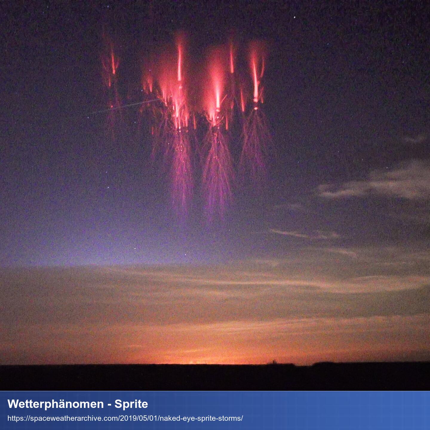 Foto von einem Abendhimmel. Weit oben sieht man rote Lichtsäulen die nach oben ragen und an deren Ursprung schlagen feine rote Blitze in dichten Gewebe nach unten aus.