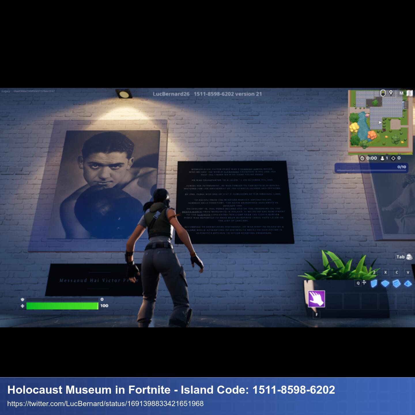 Fortnite Figur steht vor einer Wand. An der Wand ein großes Foto und daneben ein Text-Tafel, die Infos zum Holocaust erklärt.